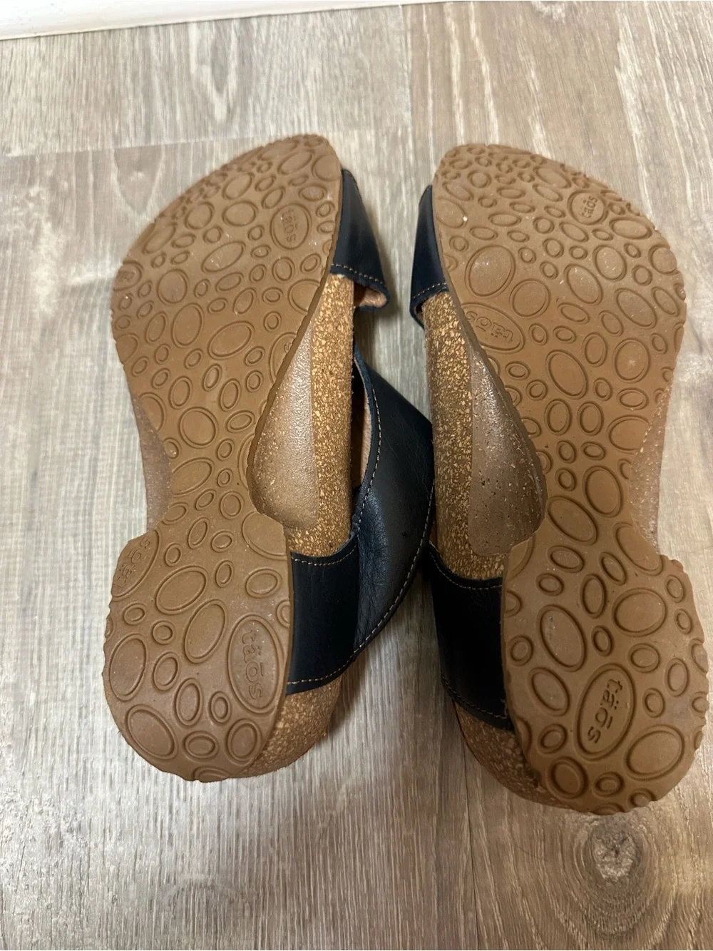 Taos Footwear Navy Leather Toe-Loop Sandals with Tan Footbed